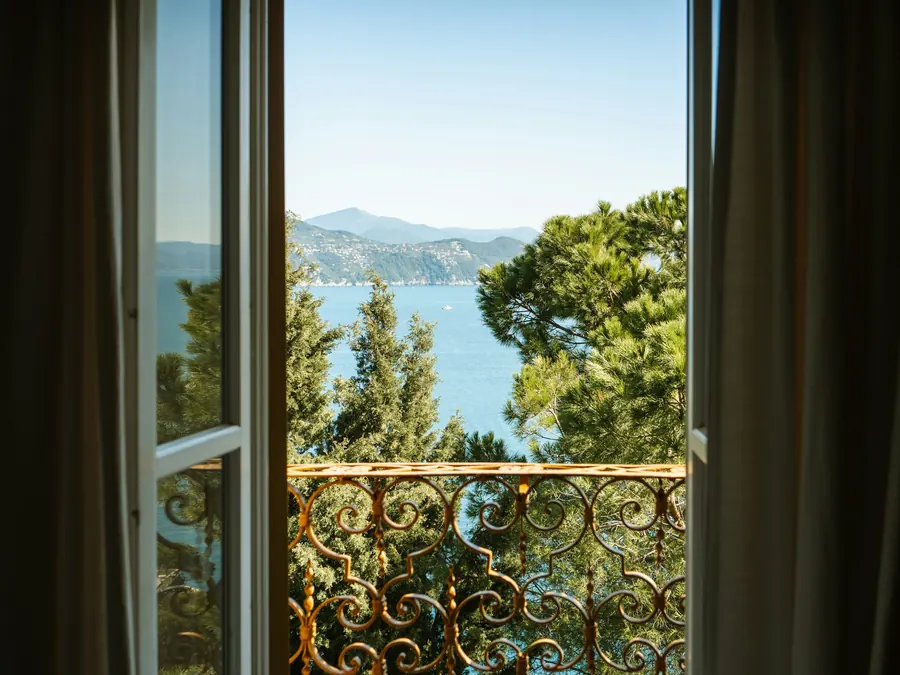 Portafinestra aperta sul balcone, con il lago e le montagne
