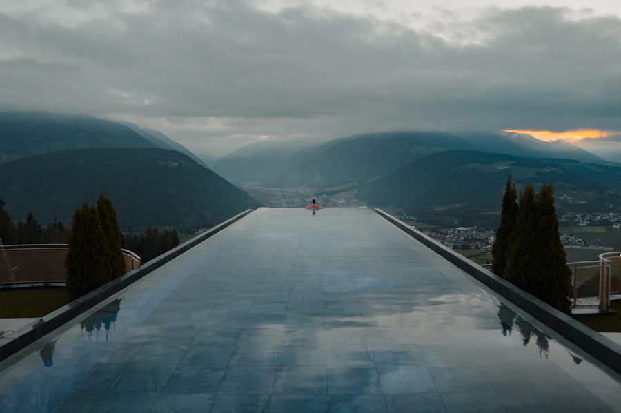 Piscina a sfioro sulla valle, al tramonto