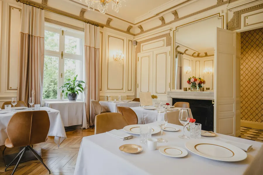 Sala del ristorante con i tavoli apparecchiati e le finestre alte
